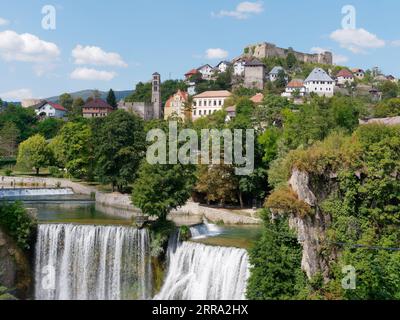 Panorama de la ville de Jajce avec sa forteresse et sa cascade entourée par la nature, Bosnie-Herzégovine, 06 septembre 2023 Banque D'Images