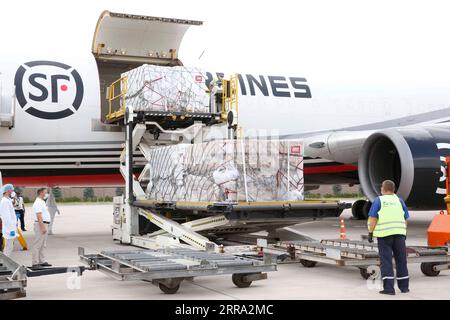 210712 -- BICHKEK, le 12 juillet 2021 -- des travailleurs déchargent des boîtes contenant le deuxième lot de vaccins contre la COVID-19 en provenance de Chine à l'aéroport international Manas de Bichkek, au Kirghizistan, le 11 juillet 2021. Dimanche, le Kirghizistan a reçu le deuxième lot de vaccins COVID-19 de Chine, a déclaré l’ambassade de Chine à Bichkek. L’ambassadeur chinois du Dewen et le Premier ministre kirghize Ulukbek Maripov ont assisté à la cérémonie de remise des commandes à l’aéroport international de Manas dimanche. Photo de /Xinhua KIRGHIZISTAN-BICHKEK-CHINE-VACCIN-ARRIVÉE Roman PUBLICATIONxNOTxINxCHN Banque D'Images