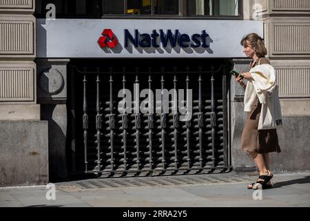Londres, Royaume-Uni. 03 septembre 2023. Logo de la National Westminster Bank, communément appelée NatWest. Grande banque de détail et commerciale au Royaume-Uni. Fondée en 1968 par la fusion de la Banque nationale provinciale et de la Banque Westminster. Crédit : SOPA Images Limited/Alamy Live News Banque D'Images