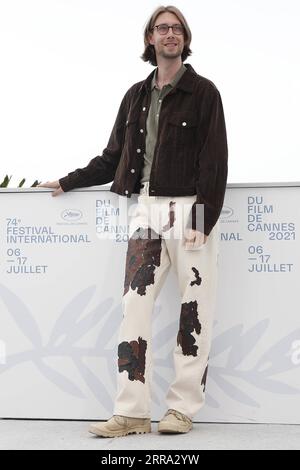 210712 -- CANNES, le 12 juillet 2021 -- l'acteur Hampus Nordenson pose pendant le photocall du film Bergman Island au 74e Festival de Cannes, à Cannes, France, le 12 juillet 2021. FRANCE-CANNES-FESTIVAL-BERGMAN ISLAND-PHOTOCALL XINHUA PUBLICATIONXNOTXINXCHN Banque D'Images