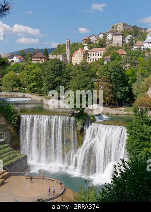 Ville de Jajce avec sa forteresse et sa cascade entourée par la nature, Bosnie-Herzégovine, 06 septembre 2023 Banque D'Images