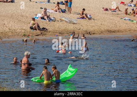 210713 -- RIGA, le 13 juillet 2021 -- les gens se refroidissent dans une rivière à Riga, Lettonie, le 13 juillet 2021. Le Centre letton de l'environnement, de la géologie et de la météorologie a émis un avertissement de chaleur rouge dans le pays, qui est en vigueur jusqu'à vendredi. Photo de /Xinhua LATVIA-RIGA-RED HEAT WARNING EdijsxPalens PUBLICATIONxNOTxINxCHN Banque D'Images