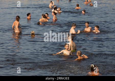 210713 -- RIGA, le 13 juillet 2021 -- les gens se refroidissent dans une rivière à Riga, Lettonie, le 13 juillet 2021. Le Centre letton de l'environnement, de la géologie et de la météorologie a émis un avertissement de chaleur rouge dans le pays, qui est en vigueur jusqu'à vendredi. Photo de /Xinhua LATVIA-RIGA-RED HEAT WARNING EdijsxPalens PUBLICATIONxNOTxINxCHN Banque D'Images