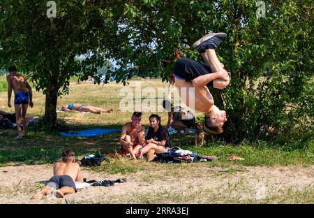 Actualités Bilder des Tages 210713 -- RIGA, 13 juillet 2021 -- les gens se détendent à l'ombre des arbres à Riga, Lettonie, le 13 juillet 2021. Le Centre letton de l'environnement, de la géologie et de la météorologie a émis un avertissement de chaleur rouge dans le pays, qui est en vigueur jusqu'à vendredi. Photo de /Xinhua LATVIA-RIGA-RED HEAT WARNING EdijsxPalens PUBLICATIONxNOTxINxCHN Banque D'Images