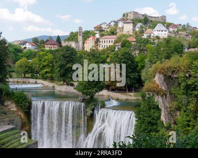 Panorama de la ville de Jajce avec sa forteresse et sa cascade entourée par la nature, Bosnie-Herzégovine, 06 septembre 2023 Banque D'Images