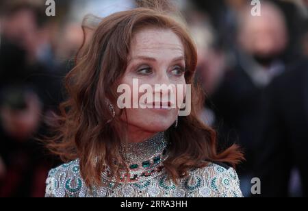 210714 -- CANNES, le 14 juillet 2021 -- l'actrice française Isabelle Huppert arrive pour la projection du film Aline : la voix de l'amour au 74e Festival de Cannes à Cannes, France, le 13 juillet 2021. FRANCE-CANNES-FESTIVAL- ALINE GaoxJingtonglian PUBLICATIONxNOTxINxCHN Banque D'Images