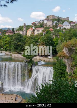 Ville de Jajce avec sa forteresse et sa cascade entourée par la nature, Bosnie-Herzégovine, 06 septembre 2023 Banque D'Images