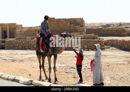 210714 -- GIZEH, le 14 juillet 2021 -- Un touriste monte à dos de chameau au site pittoresque des pyramides de Gizeh, en Égypte, le 14 juillet 2021. Le secteur du tourisme égyptien s’est redressé de 40 pour cent grâce aux mesures de précaution prises contre le COVID-19, en attendant une nouvelle reprise après que davantage de pays aient levé les verrouillages et les interdictions de voyager, a déclaré le président de l’Autorité égyptienne de promotion du tourisme TPA dans un entretien récent avec Xinhua. TO GO WITH Interview : le secteur du tourisme égyptien prévoit un boom lorsque les pays lèveront les verrouillages, les interdictions de voyager : officiel EGYPTE-GIZA-COVID-19-TOURISM-RECOVERY AhmedxGomaa PUBLICATIONxNOTxINxCHN Banque D'Images