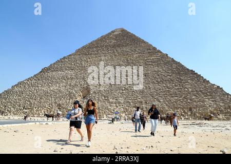 210714 -- GIZEH, le 14 juillet 2021 -- des touristes visitent le site pittoresque des pyramides de Gizeh, en Égypte, le 14 juillet 2021. Le secteur du tourisme égyptien s’est redressé de 40 pour cent grâce aux mesures de précaution prises contre le COVID-19, en attendant une nouvelle reprise après que davantage de pays aient levé les verrouillages et les interdictions de voyager, a déclaré le président de l’Autorité égyptienne de promotion du tourisme TPA dans un entretien récent avec Xinhua. TO GO WITH Interview : le secteur du tourisme égyptien prévoit un boom lorsque les pays lèveront les verrouillages, les interdictions de voyager : officiel EGYPTE-GIZA-COVID-19-TOURISM-RECOVERY AhmedxGomaa PUBLICATIONxNOTxINxCHN Banque D'Images