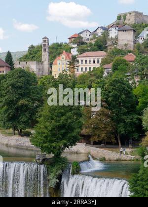 Ville de Jajce avec sa forteresse et sa cascade entourée par la nature, Bosnie-Herzégovine, 06 septembre 2023 Banque D'Images