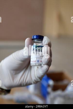 210714 -- ISLAMABAD, le 14 juillet 2021 -- Un travailleur médical montre une fiole de vaccin chinois Cansino COVID-19 produit localement dans un centre de vaccination à Islamabad, la capitale du Pakistan, le 13 juillet 2021. POUR ALLER AVEC World Insights : la coopération de la Chine est cruciale dans la campagne de vaccination PAKISTAN-CHINESE-COVID-19-VACCIN AhmadxKamal PUBLICATIONxNOTxINxCHN Banque D'Images