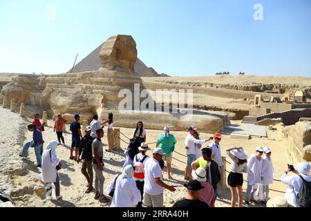 210714 -- GIZEH, le 14 juillet 2021 -- des touristes visitent le Sphinx au site pittoresque des pyramides de Gizeh, en Égypte, le 14 juillet 2021. Le secteur du tourisme égyptien s’est redressé de 40 pour cent grâce aux mesures de précaution prises contre le COVID-19, en attendant une nouvelle reprise après que davantage de pays aient levé les verrouillages et les interdictions de voyager, a déclaré le président de l’Autorité égyptienne de promotion du tourisme TPA dans un entretien récent avec Xinhua. TO GO WITH Interview : le secteur du tourisme égyptien prévoit un boom lorsque les pays lèveront les verrouillages, les interdictions de voyager : officiel EGYPTE-GIZA-COVID-19-TOURISM-RECOVERY AhmedxGomaa PUBLICATIONxNOTxINxCHN Banque D'Images