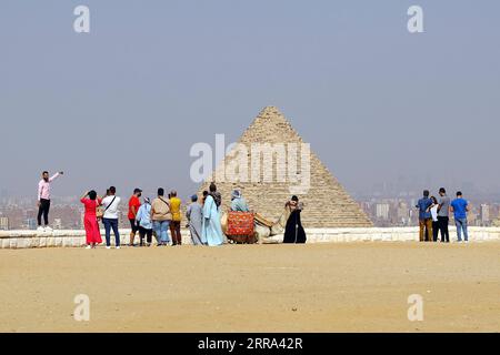 210714 -- GIZEH, le 14 juillet 2021 -- des touristes visitent le site pittoresque des pyramides de Gizeh, en Égypte, le 14 juillet 2021. Le secteur du tourisme égyptien s’est redressé de 40 pour cent grâce aux mesures de précaution prises contre le COVID-19, en attendant une nouvelle reprise après que davantage de pays aient levé les verrouillages et les interdictions de voyager, a déclaré le président de l’Autorité égyptienne de promotion du tourisme TPA dans un entretien récent avec Xinhua. TO GO WITH Interview : le secteur du tourisme égyptien prévoit un boom lorsque les pays lèveront les verrouillages, les interdictions de voyager : officiel EGYPTE-GIZA-COVID-19-TOURISM-RECOVERY AhmedxGomaa PUBLICATIONxNOTxINxCHN Banque D'Images