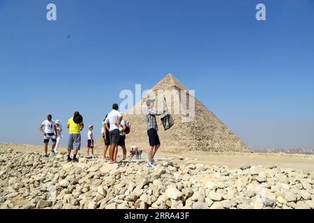 210714 -- GIZEH, le 14 juillet 2021 -- des touristes visitent le site pittoresque des pyramides de Gizeh, en Égypte, le 14 juillet 2021. Le secteur du tourisme égyptien s’est redressé de 40 pour cent grâce aux mesures de précaution prises contre le COVID-19, en attendant une nouvelle reprise après que davantage de pays aient levé les verrouillages et les interdictions de voyager, a déclaré le président de l’Autorité égyptienne de promotion du tourisme TPA dans un entretien récent avec Xinhua. TO GO WITH Interview : le secteur du tourisme égyptien prévoit un boom lorsque les pays lèveront les verrouillages, les interdictions de voyager : officiel EGYPTE-GIZA-COVID-19-TOURISM-RECOVERY AhmedxGomaa PUBLICATIONxNOTxINxCHN Banque D'Images