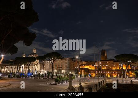 Ville de Rome en Italie, horizon nocturne le long de la via dei Fori Imperiali dans le centre-ville historique. Banque D'Images