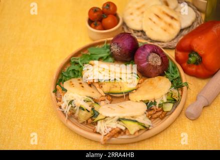 Arepas traditionnel originaire d'Amérique latine, savoureuse pâte de maïs farcie Banque D'Images