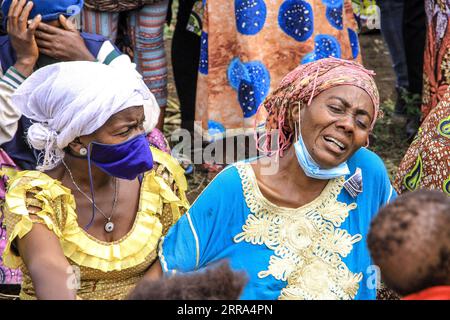 210715 -- GOMA RDC, 15 juillet 2021 -- Une femme pleure son mari décédé du COVID-19 dans un cimetière de Goma, capitale de la province du Nord-Kivu, dans le nord-est de la République démocratique du Congo RDC, le 15 juillet 2021. Le nombre de cas confirmés de COVID-19 en RDC a grimpé à 45 210 mercredi tandis que le nombre de décès a grimpé à 984. Photo de /Xinhua DR CONGO-GOMA-COVID-19-FUNÉRAILLES Zanem PUBLICATIONxNOTxINxCHN Banque D'Images