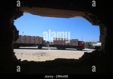 210715 -- RAFAH, le 15 juillet 2021 -- Un camion-remorque chargé arrive au terminal commercial de Kerem Shalom dans la ville de Rafah, dans le sud de la bande de Gaza, le 14 juillet 2021. Israël a décidé lundi d'assouplir les restrictions strictes imposées il y a deux mois sur l'exportation, l'importation et la pêche dans la bande de Gaza, ont déclaré des responsables palestiniens. L'importation de fournitures médicales et de matières premières pour l'industrie et les textiles d'Israël à Gaza sera autorisée par le point de passage commercial de Kerem Shalom. Photo de /Xinhua MIDEAST-GAZA-RAFAH-KEREM SHALOM POINT DE PASSAGE COMMERCIAL KhaledxOmar PUBLICATIONxNOTxINxCHN Banque D'Images