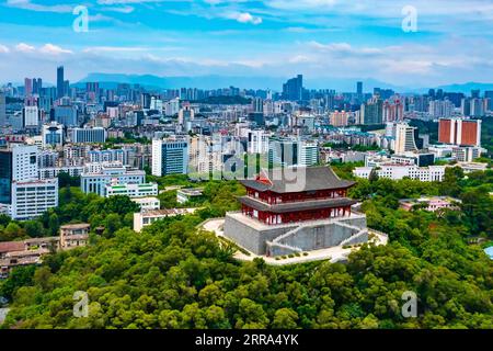 210716 -- FUZHOU, 16 juillet 2021 -- une photo aérienne prise le 26 juin 2021 montre une vue à Fuzhou, dans la province du Fujian du sud-est de la Chine. Fuzhou est une ville avec une longue histoire culturelle. La 44e session du Comité du patrimoine mondial de l’UNESCO s’ouvrira le 16 juillet à Fuzhou. CHINE-FUZHOU-COMITÉ DU PATRIMOINE MONDIAL-RÉUNION CN JIANGXKEHONG PUBLICATIONXNOTXINXCHN Banque D'Images