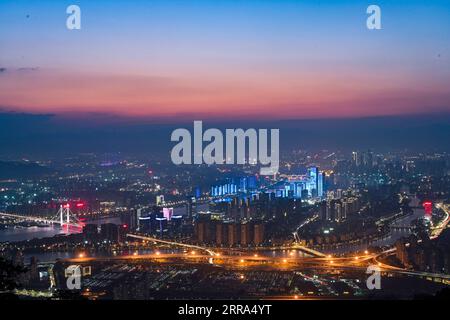 210716 -- FUZHOU, 16 juillet 2021 -- la photo prise le 23 janvier 2021 montre une vue nocturne de Fuzhou, dans la province du Fujian du sud-est de la Chine. Fuzhou est une ville avec une longue histoire culturelle. La 44e session du Comité du patrimoine mondial de l’UNESCO s’ouvrira le 16 juillet à Fuzhou. CHINE-FUZHOU-COMITÉ DU PATRIMOINE MONDIAL-RÉUNION CN SONGXWEIWEI PUBLICATIONXNOTXINXCHN Banque D'Images