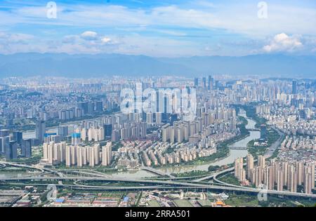 210716 -- FUZHOU, 16 juillet 2021 -- une photo prise le 14 juin 2021 montre la rivière Minjiang qui coule à travers la ville de Fuzhou, dans la province du Fujian du sud-est de la Chine. Fuzhou est une ville avec une longue histoire culturelle. La 44e session du Comité du patrimoine mondial de l’UNESCO s’ouvrira le 16 juillet à Fuzhou. CHINE-FUZHOU-COMITÉ DU PATRIMOINE MONDIAL-RÉUNION CN SONGXWEIWEI PUBLICATIONXNOTXINXCHN Banque D'Images