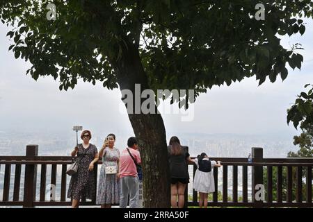 210716 -- FUZHOU, le 16 juillet 2021 -- les citoyens s'amusent à une plate-forme d'observation au point pittoresque de Gushan à Fuzhou, dans la province du Fujian du sud-est de la Chine, le 26 juin 2021. Fuzhou est une ville avec une longue histoire culturelle. La 44e session du Comité du patrimoine mondial de l’UNESCO s’ouvrira le 16 juillet à Fuzhou. CHINE-FUZHOU-COMITÉ DU PATRIMOINE MONDIAL-RÉUNION CN SONGXWEIWEI PUBLICATIONXNOTXINXCHN Banque D'Images