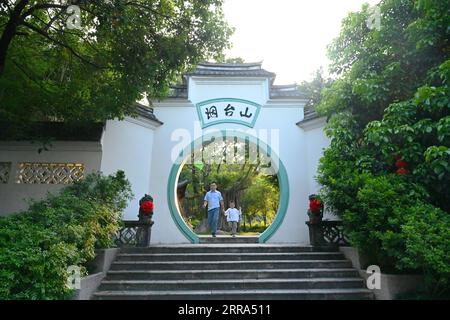 210716 -- FUZHOU, le 16 juillet 2021 -- des gens visitent le site pittoresque de la montagne Yantai dans le district de Cangshan à Fuzhou, dans la province du Fujian du sud-est de la Chine, le 14 juillet 2021. Fuzhou est une ville avec une longue histoire culturelle. La 44e session du Comité du patrimoine mondial de l’UNESCO s’ouvrira le 16 juillet à Fuzhou. Photo de /Xinhua CHINA-FUZHOU-WORLD HERITAGE COMMITTEE-MEETING CN ZhouxYi PUBLICATIONxNOTxINxCHN Banque D'Images