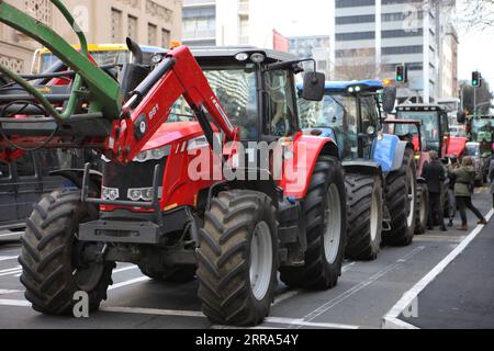 210716 -- AUCKLAND, le 16 juillet 2021 -- des tracteurs et des agriculteurs prennent part à un événement de protestation à Auckland, en Nouvelle-Zélande, le 16 juillet 2021. Des tracteurs et des agriculteurs sont descendus dans les rues du centre-ville d'Auckland alors qu'ils participaient à une manifestation dans tout le pays vendredi. Le hurlement d'un événement de protestation a vu des milliers de véhicules agricoles, y compris des camions, des tracteurs, des utes et même des chiens, gronder les villes pour protester contre ce que les agriculteurs ont déclaré être une ingérence croissante du gouvernement, des réglementations impraticables et des coûts injustifiés. Photo de /Xinhua NEW ZEALAND-AUCKLAND-HOWL D'Un PROT Banque D'Images