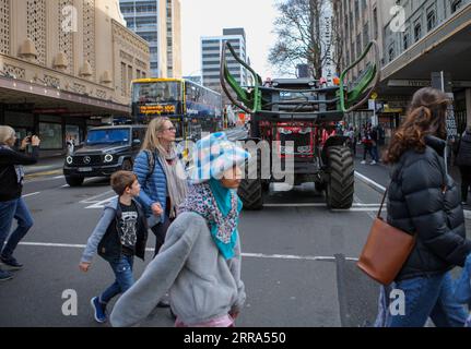 210716 -- AUCKLAND, le 16 juillet 2021 -- des tracteurs et des agriculteurs prennent part à un événement de protestation à Auckland, en Nouvelle-Zélande, le 16 juillet 2021. Des tracteurs et des agriculteurs sont descendus dans les rues du centre-ville d'Auckland alors qu'ils participaient à une manifestation dans tout le pays vendredi. Le hurlement d'un événement de protestation a vu des milliers de véhicules agricoles, y compris des camions, des tracteurs, des utes et même des chiens, gronder les villes pour protester contre ce que les agriculteurs ont déclaré être une ingérence croissante du gouvernement, des réglementations impraticables et des coûts injustifiés. Photo de /Xinhua NEW ZEALAND-AUCKLAND-HOWL D'Un PROT Banque D'Images