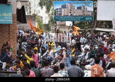 Rajkot, Inde. 7 septembre 2023. Foule énorme avec des cyclistes en procession de rath yatra à harihar chowk rajkot. Crédit : Nasirkhan Davi/Alamy Live News Banque D'Images