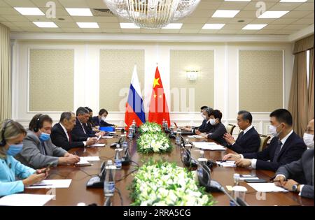 210716 -- TACHKENT, le 16 juillet 2021 -- le conseiller d'État chinois et ministre des Affaires étrangères Wang Yi 3e, R rencontre le ministre russe des Affaires étrangères Sergei Lavrov 3e, L à Tachkent, Ouzbékistan, le 15 juillet 2021. OUZBÉKISTAN-TACHKENT-RUSSIE-FM-CHINE-WANG YI-MEETING CAIXGUODONG PUBLICATIONXNOTXINXCHN Banque D'Images