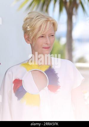 210716 -- CANNES, le 16 juillet 2021 -- l'actrice britannique Tilda Swinton pose lors d'un photocall pour le film Memoria lors de la 74e édition du Festival de Cannes à Cannes, dans le sud de la France, le 16 juillet 2021. FRANCE-CANNES-FILM FESTIVAL-PHOTOCALL- MEMORIA GAOXJING PUBLICATIONXNOTXINXCHN Banque D'Images