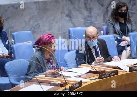 210716 -- NATIONS UNIES, 16 juillet 2021 -- la vice-secrétaire générale des Nations Unies, Amina Mohammed L, prend la parole lors de la séance d'information ministérielle du Conseil de sécurité sur la protection de l'espace humanitaire dans le cadre du point de l'ordre du jour de la protection des civils dans les conflits armés, au siège des Nations Unies à New York, le 16 juillet 2021. La Vice-Secrétaire générale des Nations Unies, Amina Mohammed, a averti vendredi que le monde était confronté à une flambée sanglante de crises humanitaires, tout en appelant les États membres et le Conseil de sécurité à faire tout leur possible pour mettre fin aux attaques contre les humanitaires et les biens. /Un photo/document via Banque D'Images