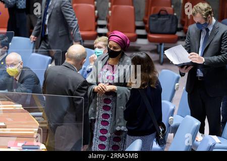 210716 -- NATIONS UNIES, 16 juillet 2021 -- la vice-secrétaire générale des Nations Unies, Amina Mohammed C, est vue avant la réunion d’information ministérielle du Conseil de sécurité sur la protection de l’espace humanitaire au titre du point de l’ordre du jour de la protection des civils dans les conflits armés, au siège des Nations Unies à New York, le 16 juillet 2021. La Vice-Secrétaire générale des Nations Unies, Amina Mohammed, a averti vendredi que le monde était confronté à une flambée sanglante de crises humanitaires, tout en appelant les États membres et le Conseil de sécurité à faire tout leur possible pour mettre fin aux attaques contre les humanitaires et les biens. /Photo ONU/Han Banque D'Images