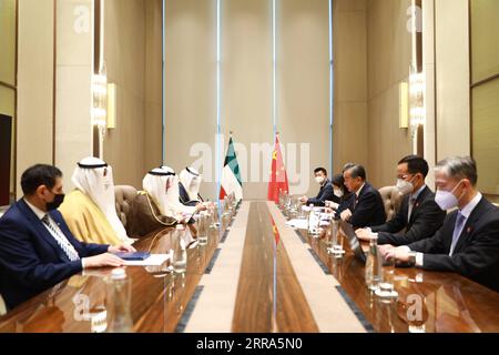 210716 -- TACHKENT, le 16 juillet 2021 -- le Conseiller d'Etat chinois et Ministre des Affaires étrangères Wang Yi rencontre le Ministre koweïtien des Affaires étrangères Sheikh Ahmad Nasser Al-Mohammad Al-Sabah à Tachkent, Ouzbékistan, le 16 juillet 2021. OUZBÉKISTAN-TACHKENT-KOWEÏT-FM-CHINE-WANG YI-MEETING CAIXGUODONG PUBLICATIONXNOTXINXCHN Banque D'Images