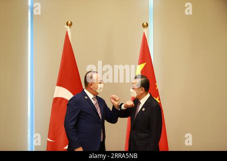 210716 -- TACHKENT, le 16 juillet 2021 -- Wang Yi, conseiller d'État chinois et ministre des Affaires étrangères en visite, s'entretient avec le ministre turc des Affaires étrangères, Mevlut Cavusoglu, à Tachkent, Ouzbékistan, le 16 juillet 2021. OUZBÉKISTAN-TACHKENT-TURQUIE-FM-CHINE-WANG YI-TALKS CAIXGUODONG PUBLICATIONXNOTXINXCHN Banque D'Images