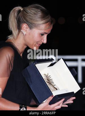 210718 -- CANNES, le 18 juillet 2021 -- la réalisatrice française Julia Ducournau, lauréate de la Palme d or pour le film titane , pose lors d'un photocall au 74e Festival de Cannes, France, le 17 juillet 2021. Le 74e Festival de Cannes s’est terminé samedi. FRANCE-CANNES-FESTIVAL-AWARDS GaoxJing PUBLICATIONxNOTxINxCHN Banque D'Images