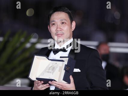 210718 -- CANNES, le 18 juillet 2021 -- Ryusuke Hamaguchi, lauréat du prix du meilleur scénario pour le film Drive My car , pose lors d'un photocall au 74e Festival de Cannes, France, le 17 juillet 2021. Le 74e Festival de Cannes s’est terminé samedi. FRANCE-CANNES-FESTIVAL-AWARDS GaoxJing PUBLICATIONxNOTxINxCHN Banque D'Images