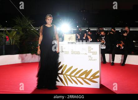 210718 -- CANNES, le 18 juillet 2021 -- la réalisatrice française Julia Ducournau, lauréate de la Palme d or pour le film titane , pose lors d'un photocall au 74e Festival de Cannes, France, le 17 juillet 2021. Le 74e Festival de Cannes s’est terminé samedi. FRANCE-CANNES-FESTIVAL-AWARDS GaoxJing PUBLICATIONxNOTxINxCHN Banque D'Images