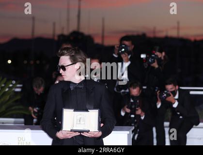 210718 -- CANNES, le 18 juillet 2021 -- Caleb Landry Jones, lauréat du prix du meilleur acteur pour son rôle dans le film Nitram , pose lors d'un photocall au 74e Festival de Cannes, France, le 17 juillet 2021. Le 74e Festival de Cannes s’est terminé samedi. FRANCE-CANNES-FESTIVAL-AWARDS GaoxJing PUBLICATIONxNOTxINxCHN Banque D'Images