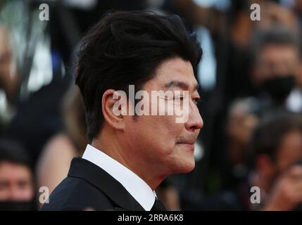 210718 -- CANNES, le 18 juillet 2021 -- membre du jury de l'acteur sud-coréen Song Kang-ho arrive sur le tapis rouge pour la cérémonie de clôture du 74e Festival International du film de Cannes à Cannes, dans le sud de la France, le 17 juillet 2021. FRANCE-CANNES-FESTIVAL-CLÔTURE GaoxJing PUBLICATIONxNOTxINxCHN Banque D'Images