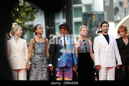 210718 -- CANNES, le 18 juillet 2021 -- le réalisateur et président du jury américain Spike Lee 3rd, L arrive avec les membres du jury sur le tapis rouge pour la cérémonie de clôture du 74e Festival International du film de Cannes à Cannes, dans le sud de la France, le 17 juillet 2021. FRANCE-CANNES-FESTIVAL-CLÔTURE GaoxJing PUBLICATIONxNOTxINxCHN Banque D'Images