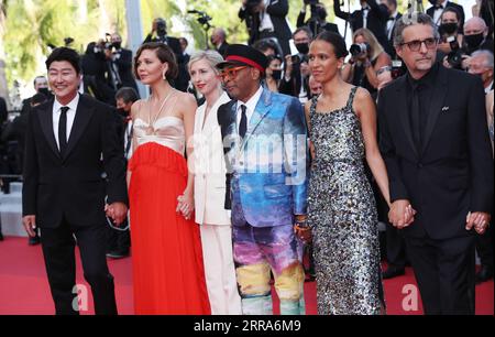 210718 -- CANNES, le 18 juillet 2021 -- le réalisateur et président du jury américain Spike Lee 3rd, R arrive avec les membres du jury sur le tapis rouge pour la cérémonie de clôture du 74e Festival International du film de Cannes à Cannes, dans le sud de la France, le 17 juillet 2021. FRANCE-CANNES-FESTIVAL-CLÔTURE GaoxJing PUBLICATIONxNOTxINxCHN Banque D'Images