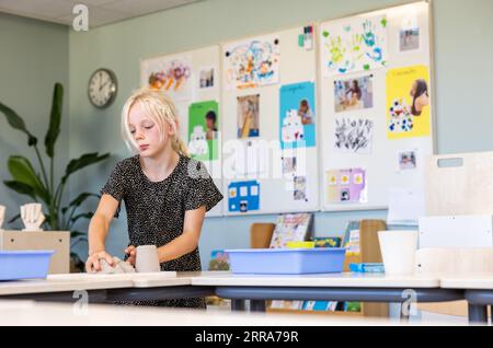 PIJNACKER-NOOTDORP - 07/09/2023, Une classe ensemble à l'école pendant le cinquantième anniversaire ensemble à l'école. ANP JEFFREY GROENEWEG pays-bas sorti - belgique sorti Banque D'Images