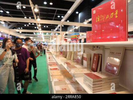 210720 -- HONG KONG, le 20 juillet 2021 -- visite de la 31e Foire du livre de Hong Kong à Hong Kong, dans le sud de la Chine, le 19 juillet 2021. La 31e Foire du livre de Hong Kong s’est achevée mardi, attirant près de 830 000 000 visiteurs malgré la pandémie de COVID-19. Cet événement d’une semaine, organisé par le Hong Kong Trade Development Council HKTDC et tenu au Centre des congrès et des expositions de Hong Kong, a présenté une vaste sélection d’œuvres littéraires, d’auteurs internationaux renommés et diverses activités culturelles. CHINE-HONG KONG-COVID-19-SALON DU LIVRE CN WUXXIAOCHU PUBLICATIONXNOTXINXCHN Banque D'Images