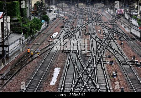 Chine, Überschwemmungen durch Starkregen in Zhengzhou 210721 -- ZHENGZHOU, 21 juillet 2021 -- des membres du personnel vérifient les voies ferrées à la gare de Zhengzhou à Zhengzhou, province du Henan, dans le centre de la Chine, le 21 juillet 2021. Les pluies torrentielles ont envahi la province du Henan en Chine centrale depuis le week-end. CHINE-HENAN-ZHENGZHOU-FORTES PRÉCIPITATIONS CN ZHUXXIANG PUBLICATIONXNOTXINXCHN Banque D'Images