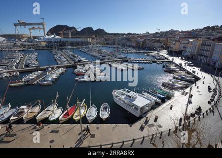 Panorama, vue aérienne ou vue à grand angle sur le port, le port ou le port de la Ciotat sur la côte méditerranéenne Bouches-du-Rhones Provence France Banque D'Images