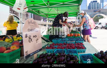 210721 -- TORONTO, le 21 juillet 2021 -- Une femme portant un masque facial fait ses courses au marché agricole Nathan Phillips Square à Toronto, Canada, le 21 juillet 2021. Avec des fruits frais, des légumes, du miel, du sirop d’érable et des fleurs, le marché ouvre tous les mercredis du 26 mai au 13 octobre de cette année. Photo de /Xinhua CANADA-TORONTO-FARMERS MARKET ZouxZheng PUBLICATIONxNOTxINxCHN Banque D'Images