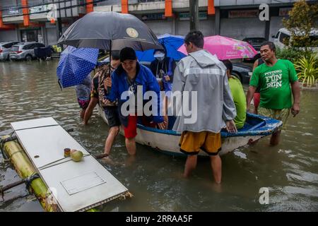 210724 -- PROVINCE DE RIZAL, 24 juillet 2021 -- des gens sont vus sur un bateau pour éviter les inondations provoquées par les fortes pluies de mousson dans la province de Rizal, aux Philippines, le 24 juillet 2021. Les Philippines ont évacué plus de 15 000 000 personnes dans la région métropolitaine de Manille et dans certaines parties du pays en raison de la menace des inondations, ont déclaré samedi les autorités de gestion des catastrophes. PHILIPPINES-PROVINCE DE RIZAL-INONDATIONS DE MOUSSON RouellexUmali PUBLICATIONxNOTxINxCHN Banque D'Images