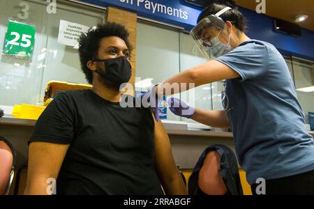 210724 -- TORONTO, le 24 juillet 2021 -- Un homme portant un masque facial reçoit une dose du vaccin contre la COVID-19 dans une clinique de vaccination de Mel Lastman Square à Toronto, au Canada, le 24 juillet 2021. La ville de Toronto a lancé une clinique de vaccination d’une fin de semaine ici samedi, accueillant des visites sans rendez-vous à toute personne âgée de 12 ans et plus pour les vaccinations COVID-19. Photo de /Xinhua CANADA-TORONTO-COVID-19-CLINIQUE DE VACCINATION PENDANT UNE FIN DE SEMAINE ZouxZheng PUBLICATIONxNOTxINxCHN Banque D'Images